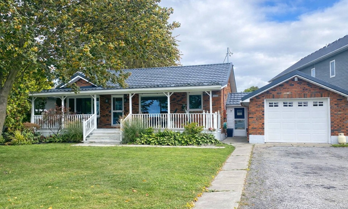 St. Clair Cottage | River’s Edge Cottage - St. Clair River Trail - Spectacular view!