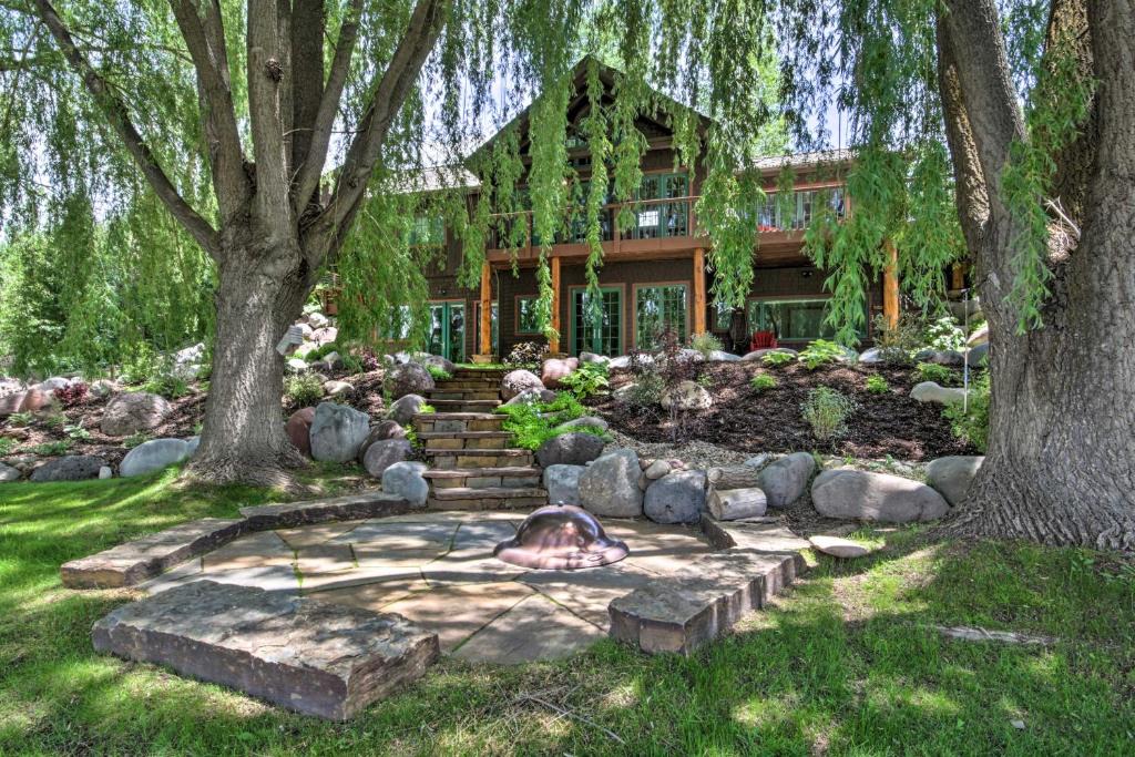 Glenwood Springs House | ‘Rivers Edge’ Mtn Home: Private Hot Tub & Views