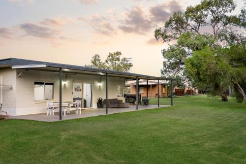 Paringa House | Riversands Rest Accommodation Scenic Riverfront Cottages, Paringa