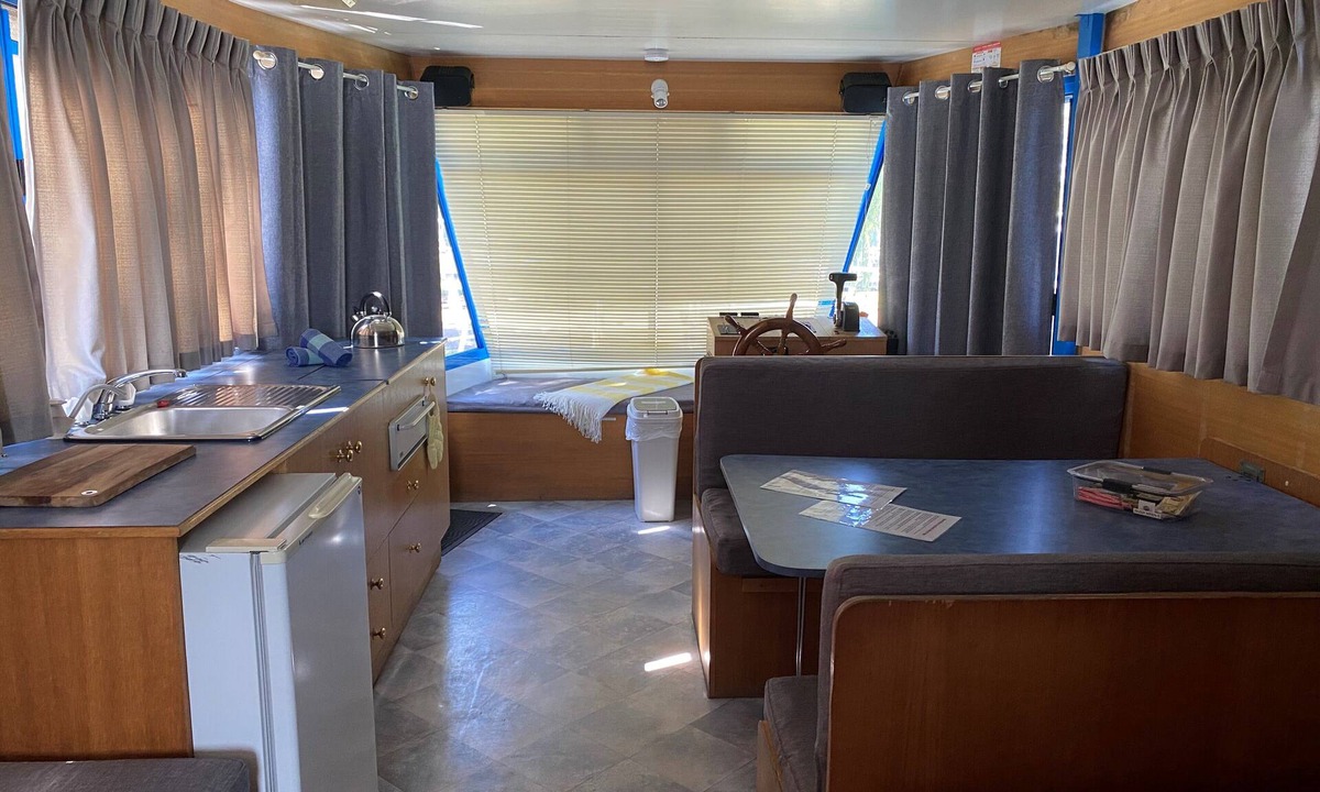 White Sands Boat Rental | Riverside accommodation in tranquil setting