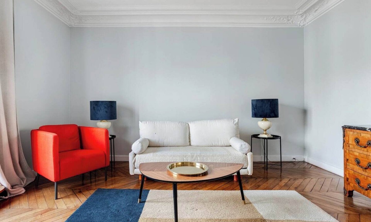 Quartier de la Salpetriere Apartment | Riverside Apartment with Balcony