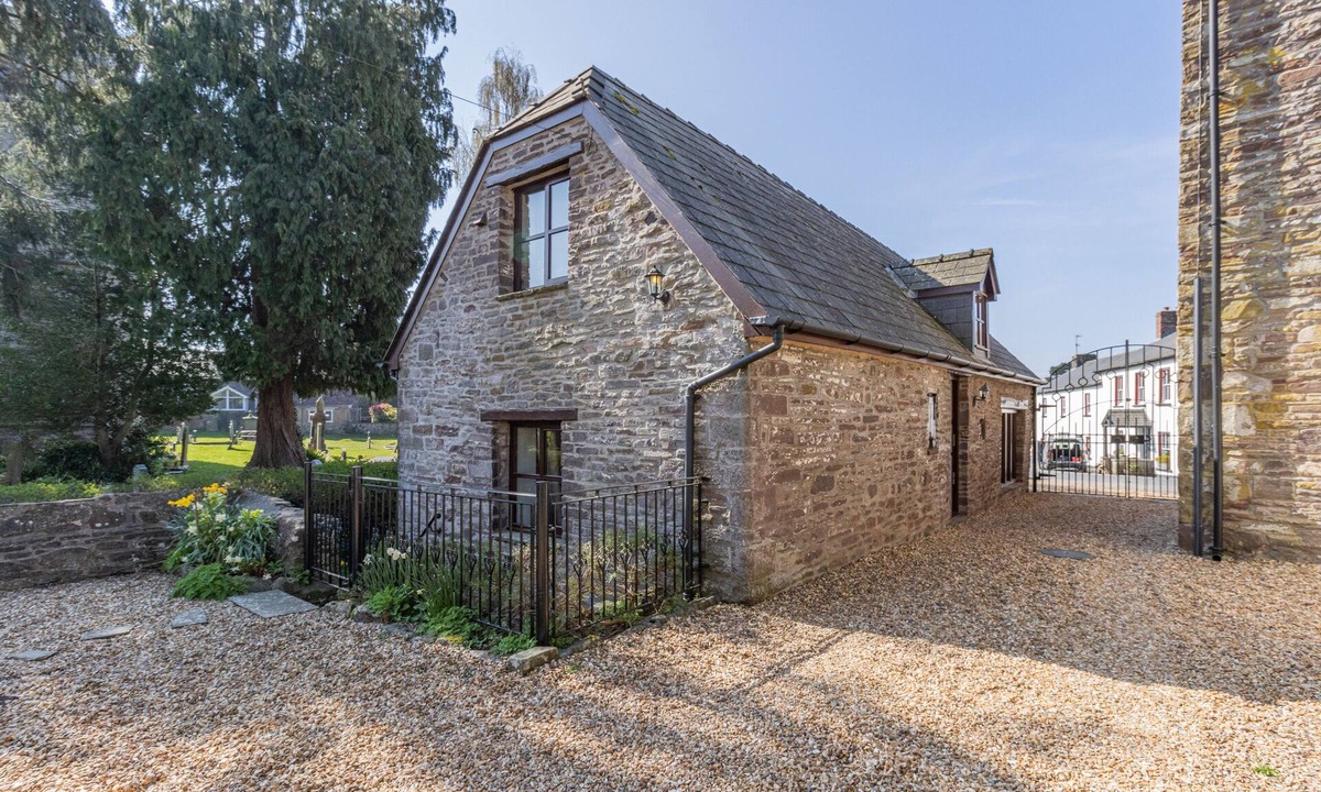 Llangorse House | Riverside Barn - LLangorse