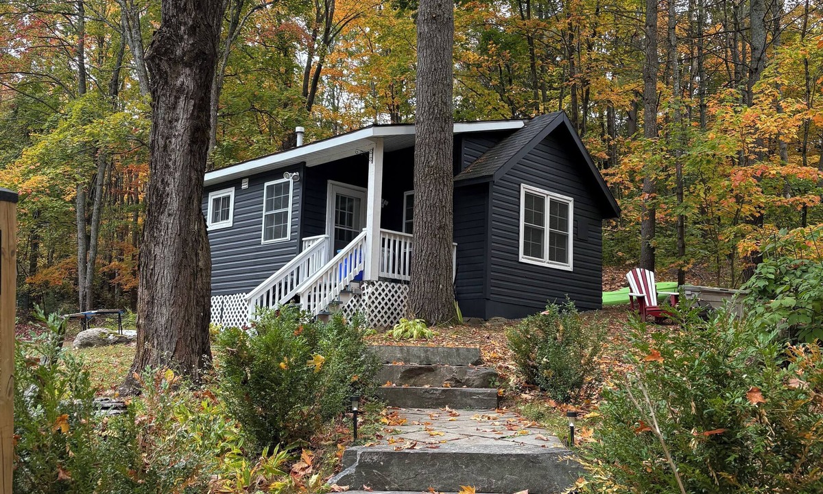 Bracebridge Cabin | Riverside Blue… Your cozy guesthouse for all things Muskoka.!