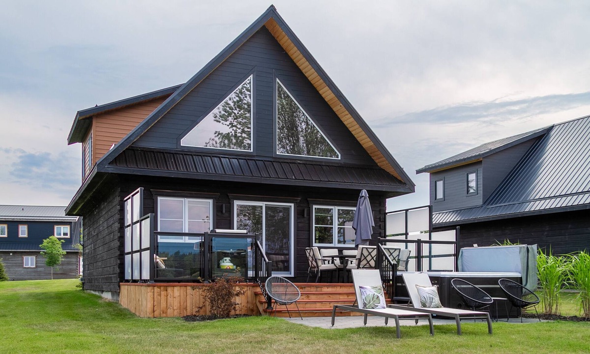 Trent Hills House | Riverside Cabin 2nA chic riverside retreat.