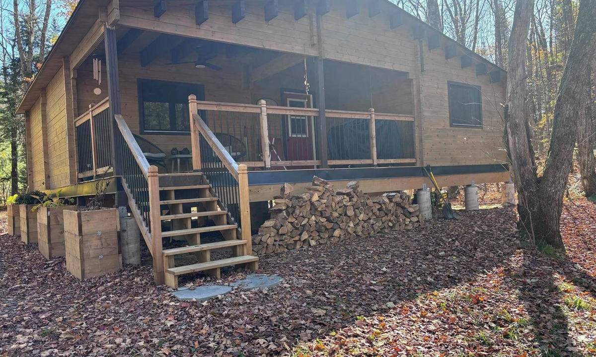 Bracebridge Cabin | Riverside cabin in the woods