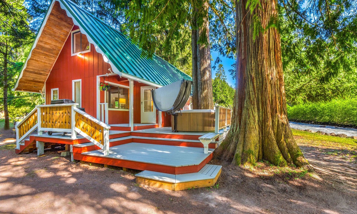 Greenwater Cottage | Riverside cabin near Mount Rainier with hot tub!