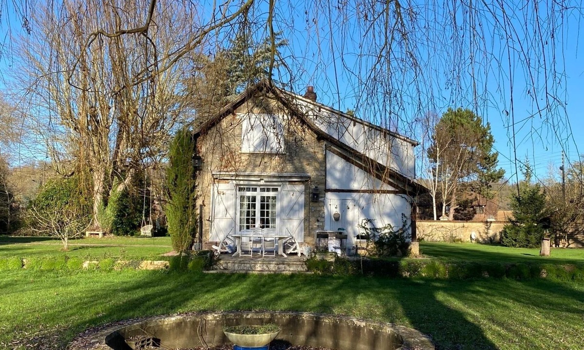 Menilles House | RIVERSIDE CHARACTER HOUSE WITH OUTBUILDING