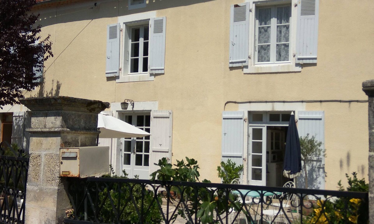 Gout-Rossignol House | Riverside cottage, traditional style