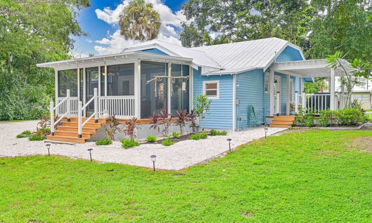 Bonita Springs House | Riverside Cottage just a short walk to downtown!