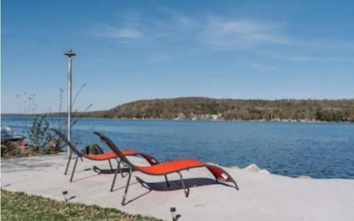Quinte West House | Riverside Cottage Retreat