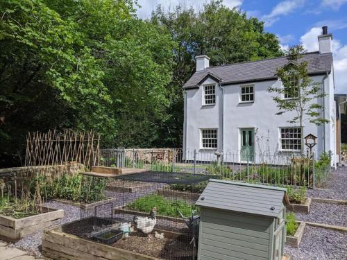 Bont Newydd House | Riverside cottage walking distance into Caernarfon