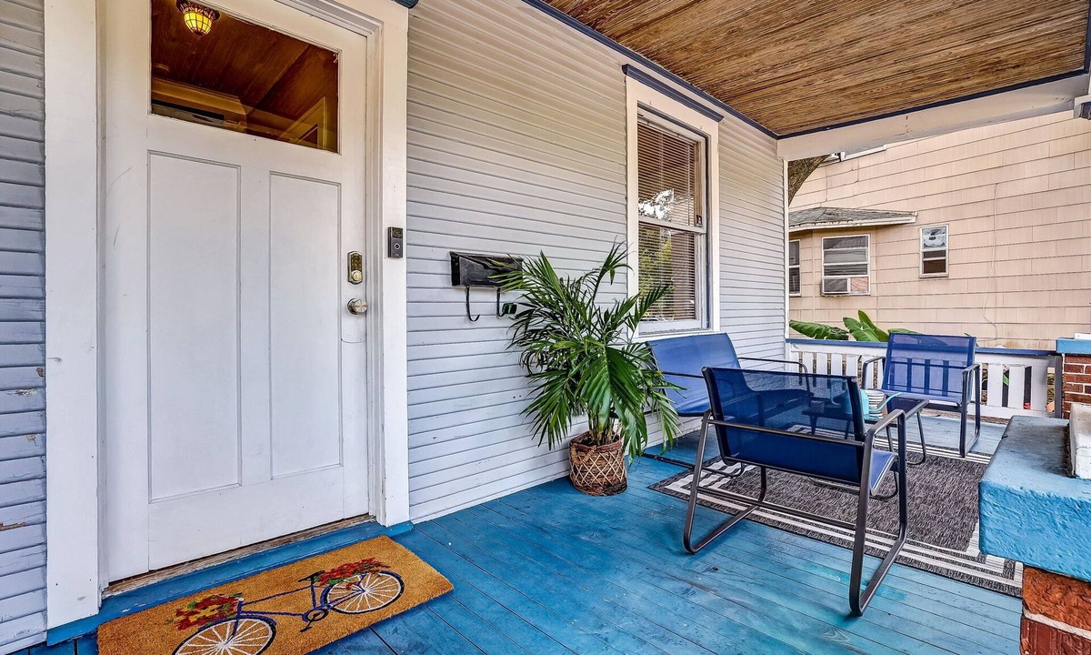 Riverside Apartment | Riverside! Enjoy 5 points & King St.You will love it!