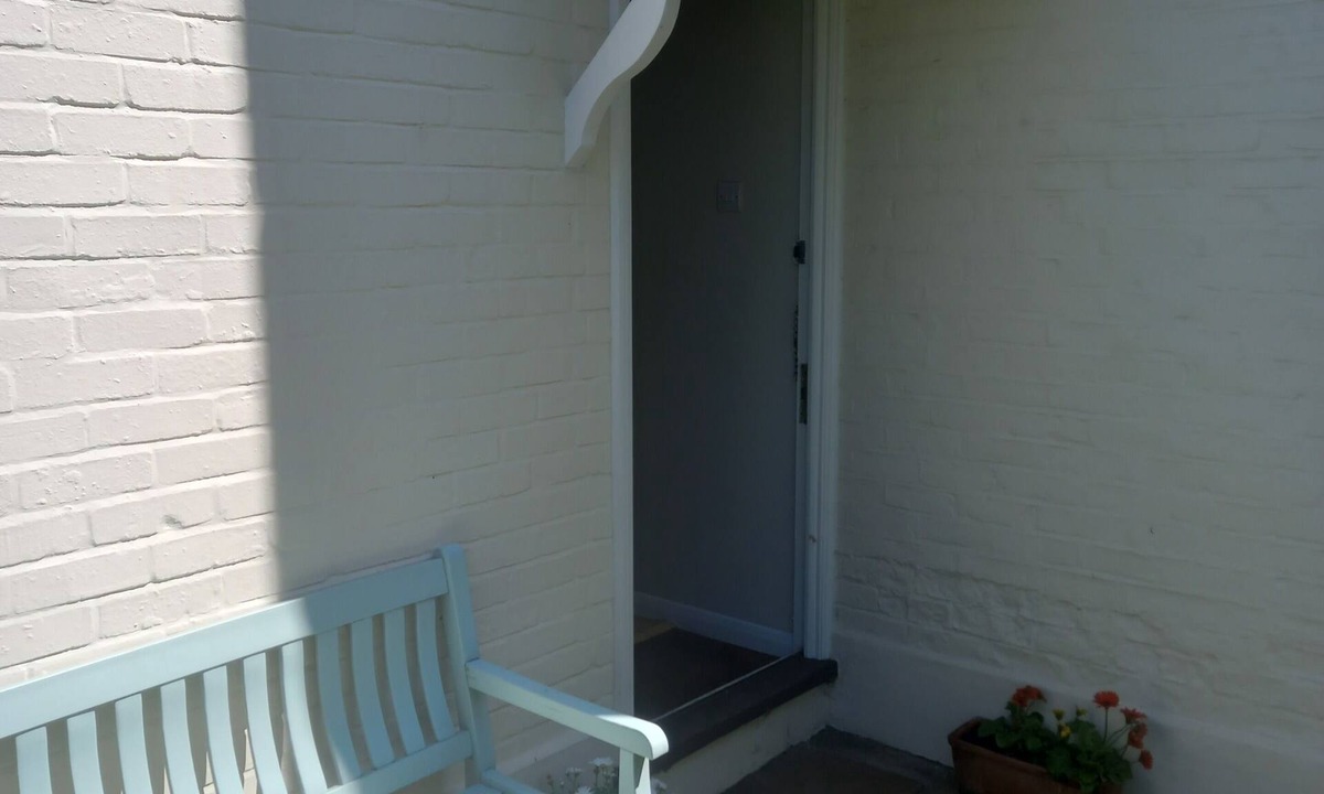 Hampton Wick Apartment | Riverside Paradise Retreat.