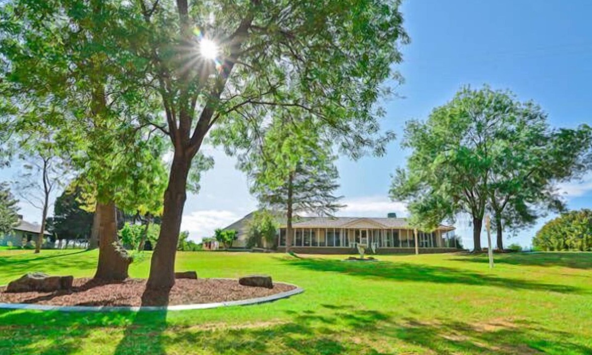 Trentham Cliffs House | Riverside Holiday Home