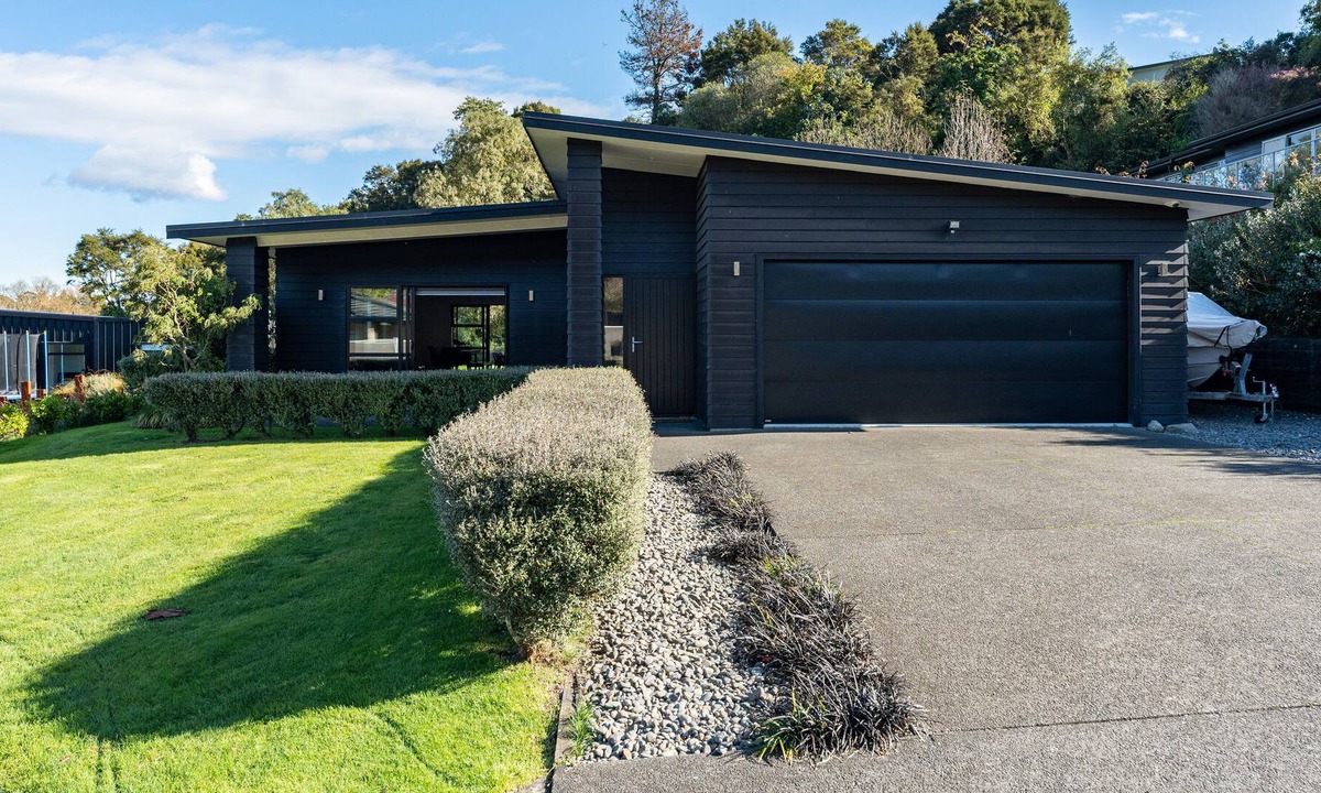 Rangatira Park House | Riverside in gated community