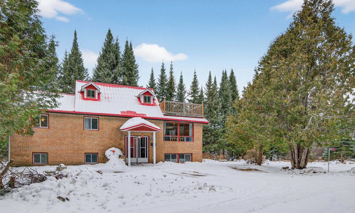 Amherst Ski Chalet | Riverside Laurentian Cottage | 20 Min to Mont-Tremblant Skiing | Sleeps 13