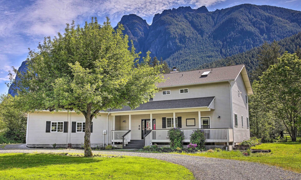 North Bend House | Riverside North Bend Oasis: Stunning Mountain View