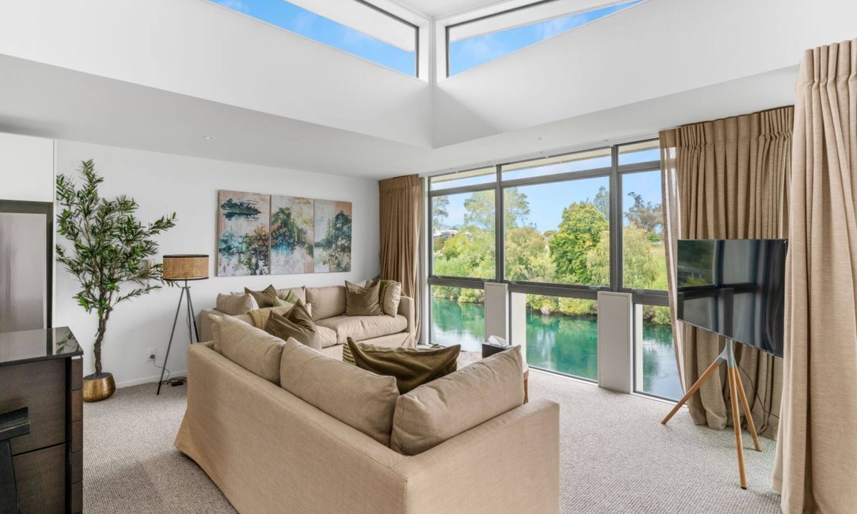 Nukuhau House | Riverside Oasis