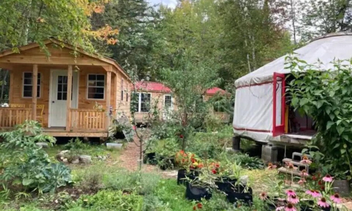 Howland House | RIVERSIDE OFF GRID RETREAT