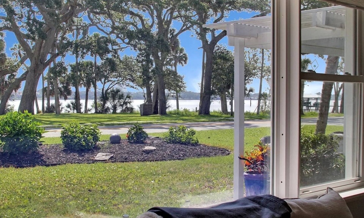 Elizabeth Mcbrides Raulersons House | Riverside Rendezvous, Book Now Your Waterfront Vacation is calling!
