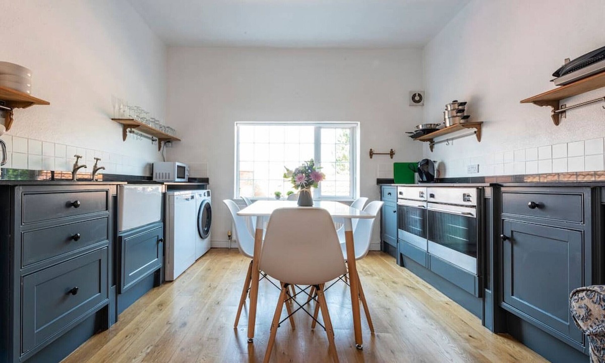 Ollerton House | Riverside Rest - quirky split-level 3-bed cottage