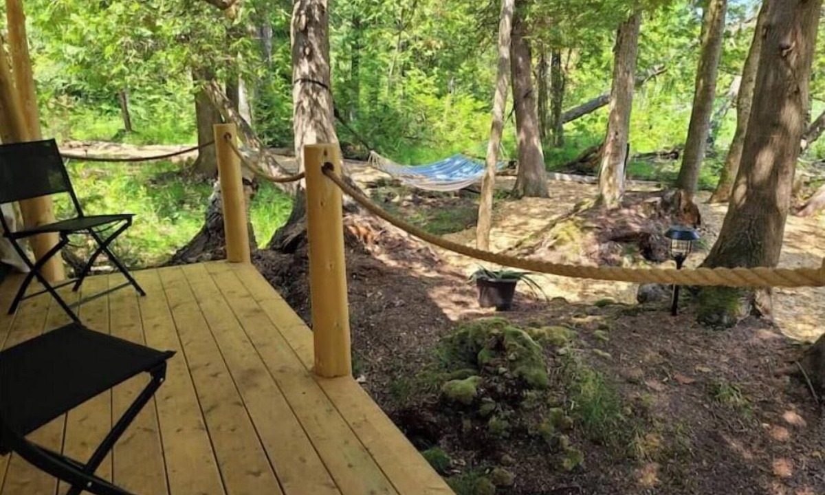 Chatsworth Cabin | Riverside Retreat waterfront Luxury Glamping King size bed and very privatenn