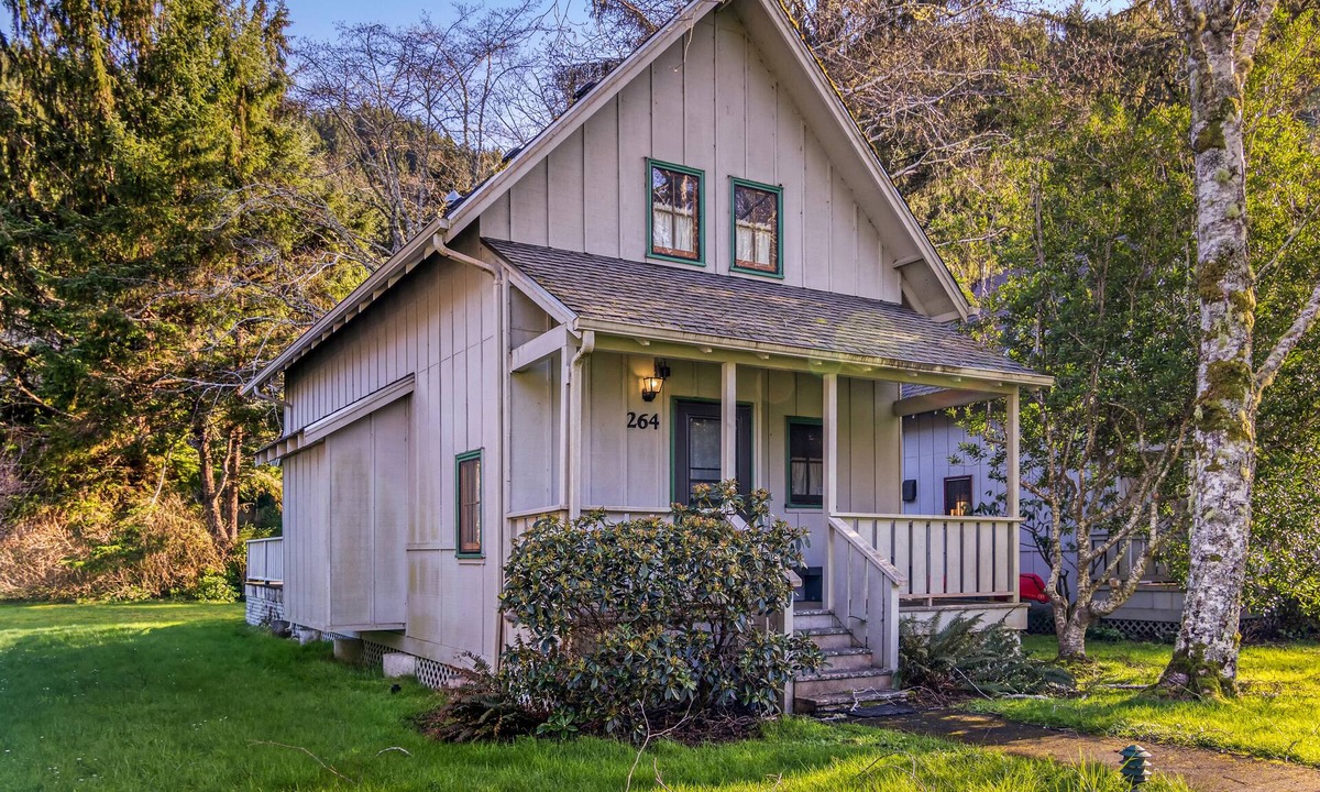 Yachats House | Riverside Retreat - Quiet Water