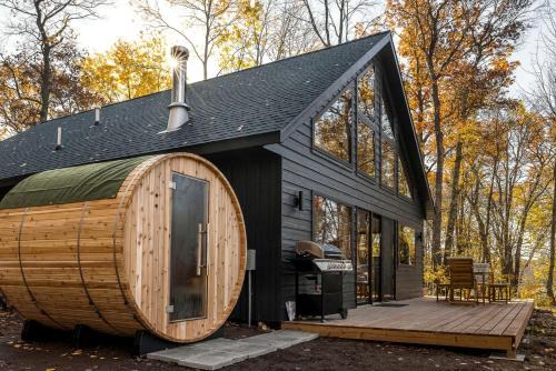 Crosby House | Riverside Retreat: Unwind in a Cabin with Private Steam Sauna on the Pine River