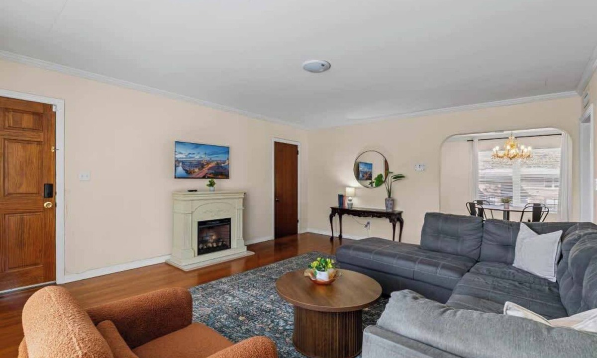 Avondale Apartment | Riverside Retreat | Waterfront Views + Fast WiFi
