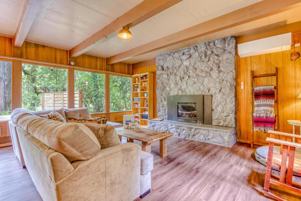 Welches House | Riverside Retreat