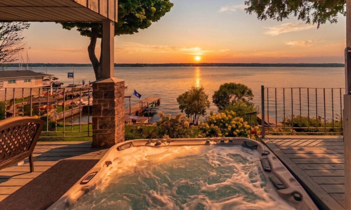 Brockville House | Riverside Retreat | Waterfront w/Private Hot Tub