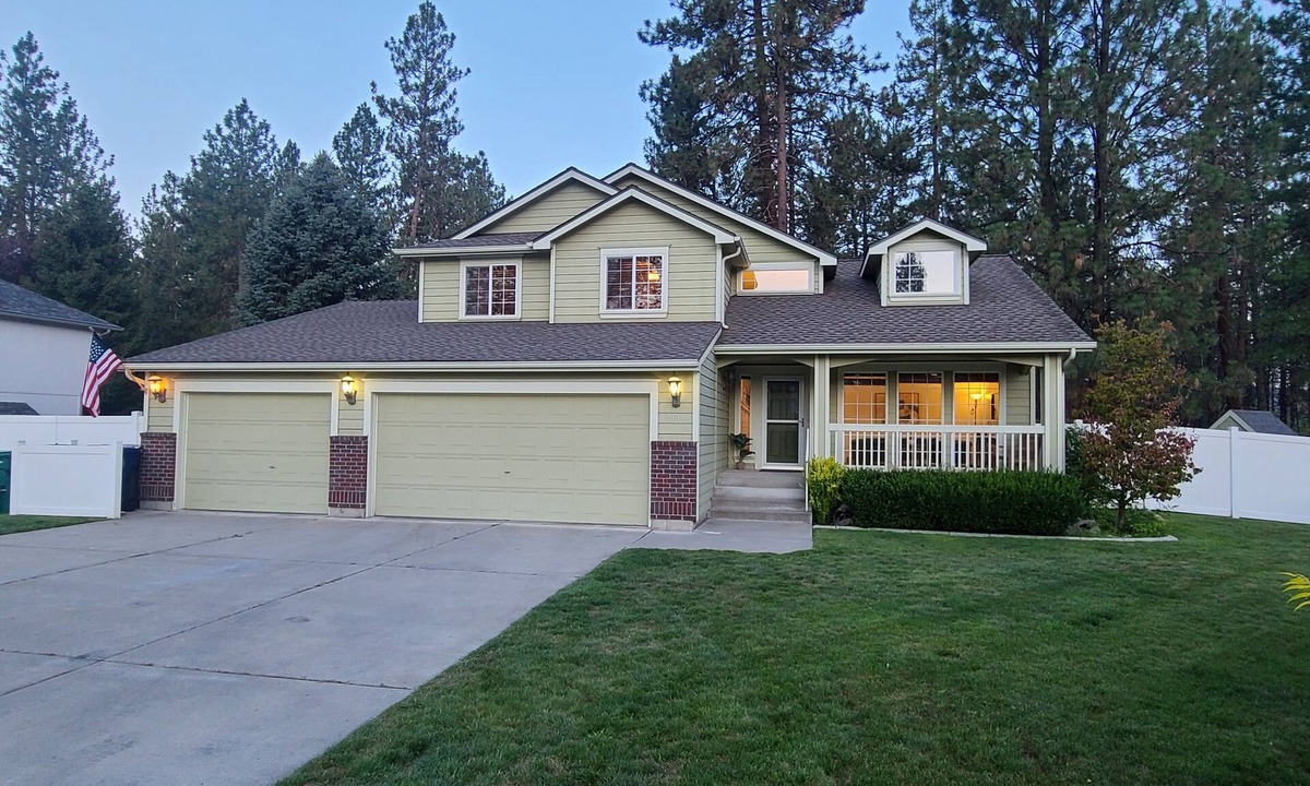 Nine Mile Falls House | Riverside State Park 3,000 ft. HOME, SPA, private ARCADE, Fire-Pit, 5BD