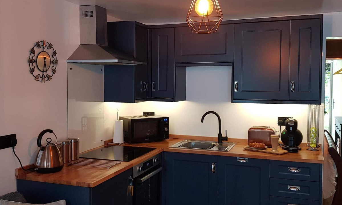 Stoke Gabriel Cabin | Riverside village hideaway with hot tub