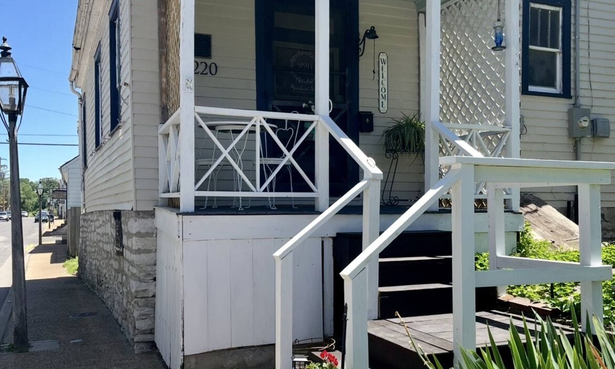 Ste Genevieve Cottage | ⚜️Rivertown Retreat⚜️ Lewis & Clark stayed here. King bed.nSleeps 4