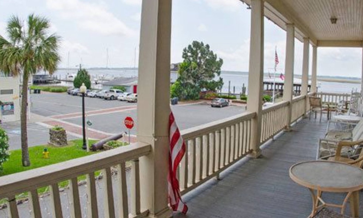 St. Marys Hotel | Riverview Hotel