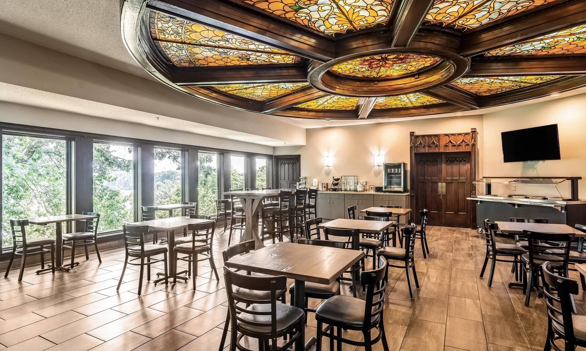 Rockford Hotel | Riverview Inn & Suites, an Ascend Collection Hotel