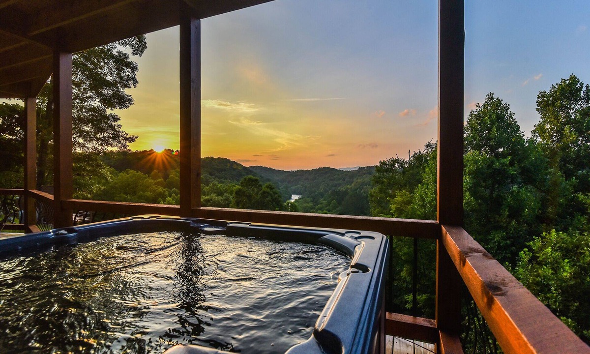 Blue Ridge Cabin | Riverview Lodge – 5 Suites, River Access, Mountain Views, Hot Tub