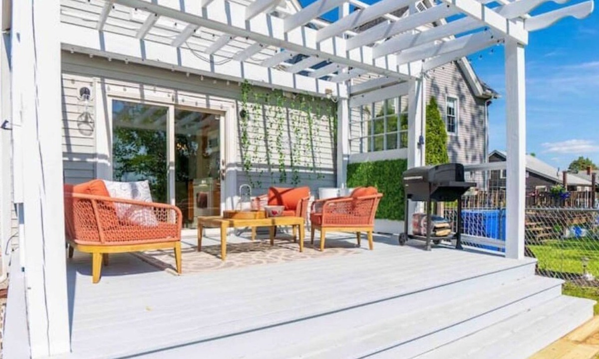 Thompsonville House | Riverview Oasis