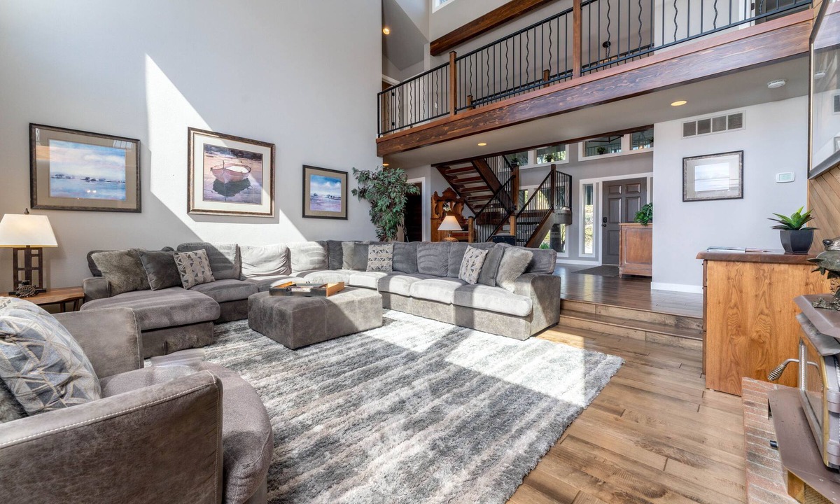 Chelan House | Riverview Pool Villa near Chelan, and Hot Tub!