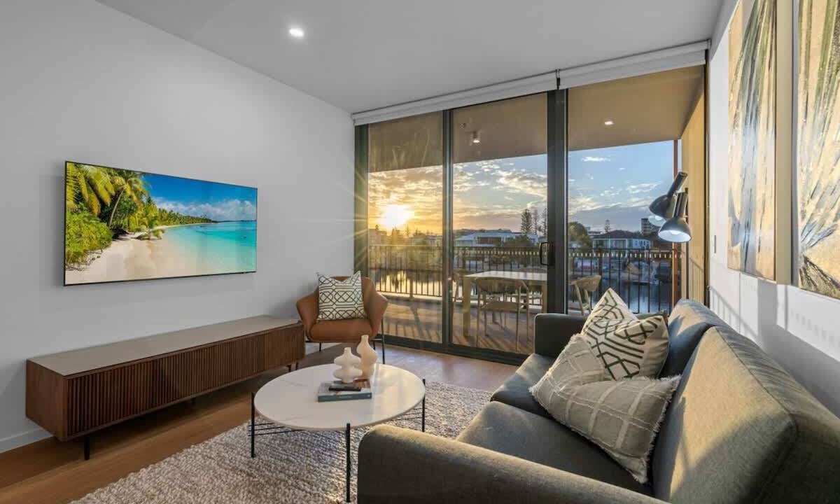 Surfers Paradise Apartment | Riverview Retreat Pet-Friendly Apt + Pool/Parking