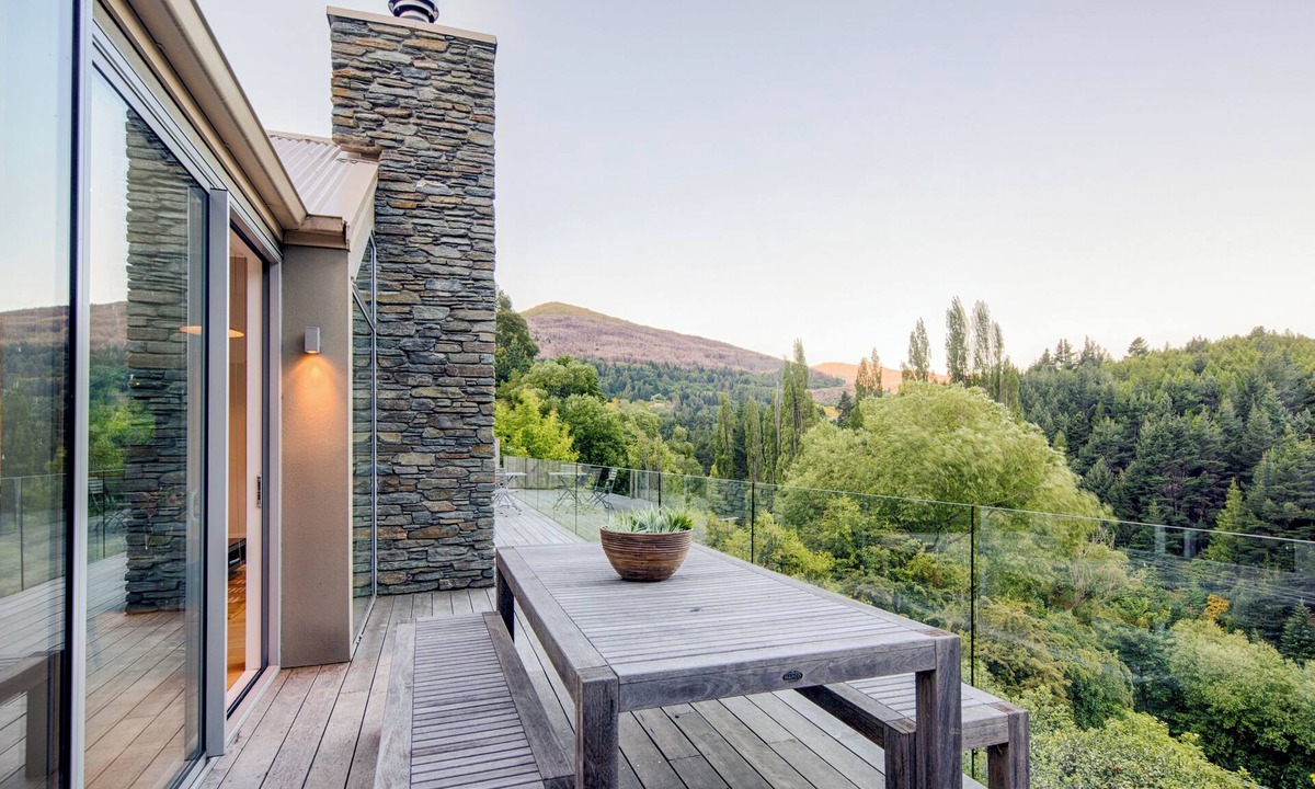 Arthur's Point House | Riverview Retreat