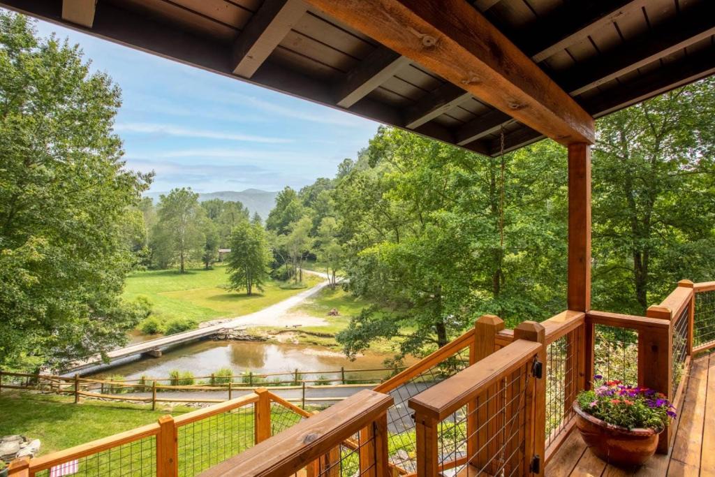 Sugar Grove House | Riverview Retreat