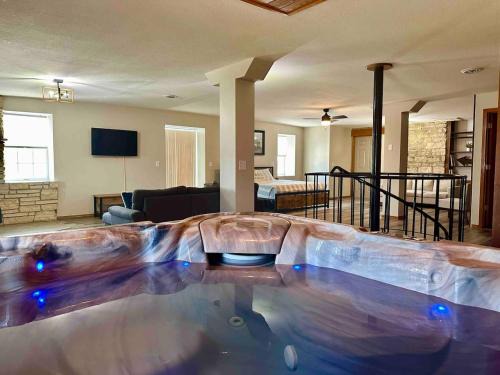 Bellevue Villa | Riverview Villa - Hot Tub Suite (River Rock Inn)