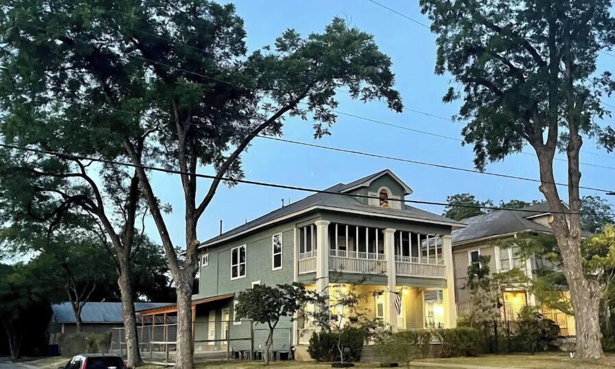 Mahncke Park House | Riverwalk, Pearl, Zoo, Museums, Pool 5 BR 4 1/2 Baths Sleeps 12