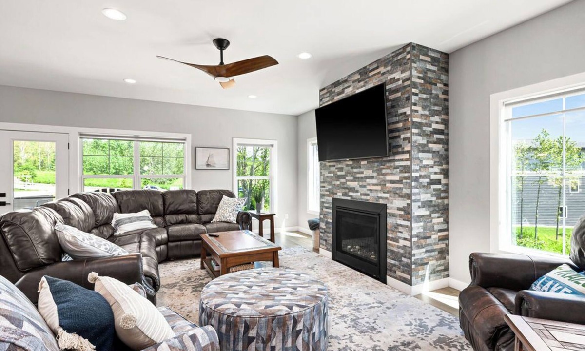 Riverside House | RiverWest Up North Oasis- Base Spirit Mtn-Sauna-Trails-Dog Friendly