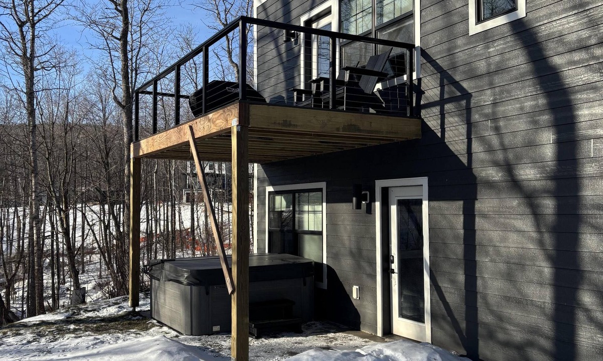 Duluth House | RiverWest White Pine- Hot Tub - Sauna- Dog Friendly