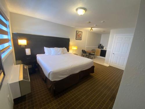 Gananoque Hotel | Riviera Inn And Suites 1000 Islands