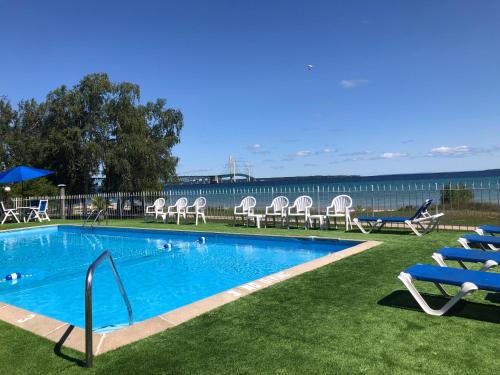 Mackinaw City Hotel | Riviera Motel
