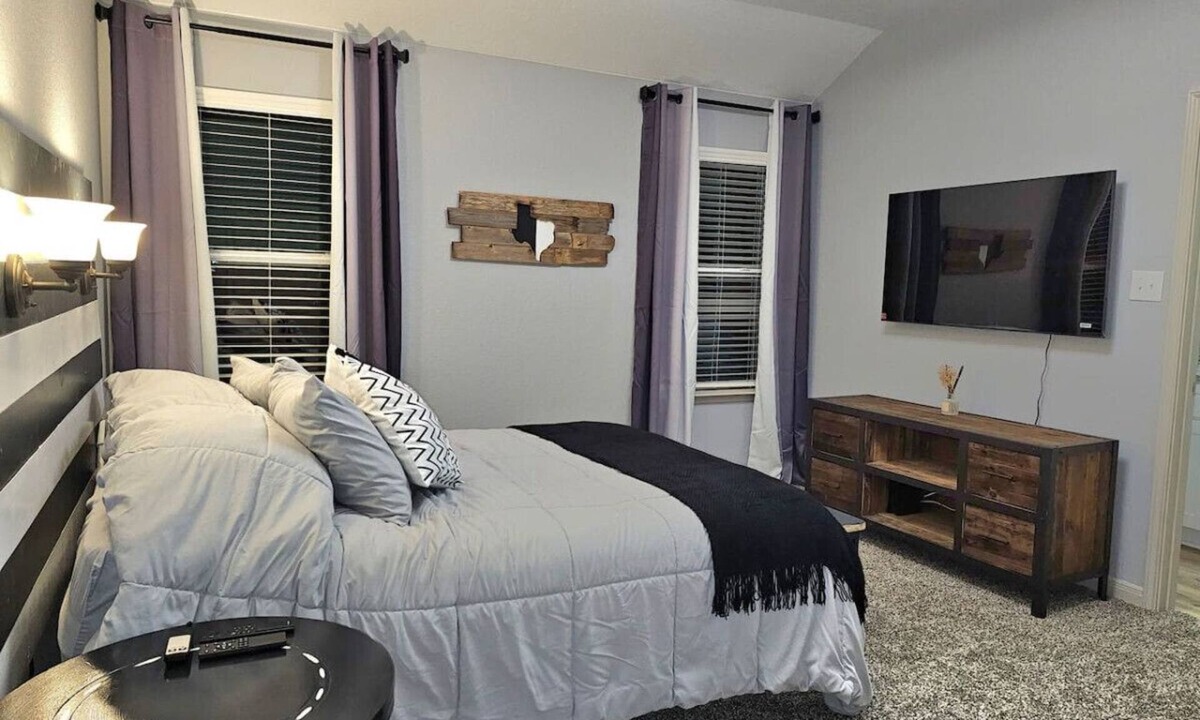 Southside House | RJ's Retreats B&W Room