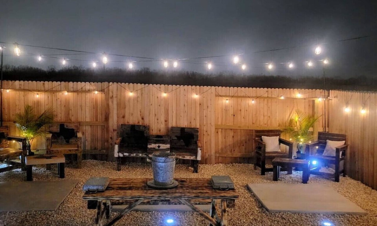 Southside House | RJ's Retreats Yellow Room